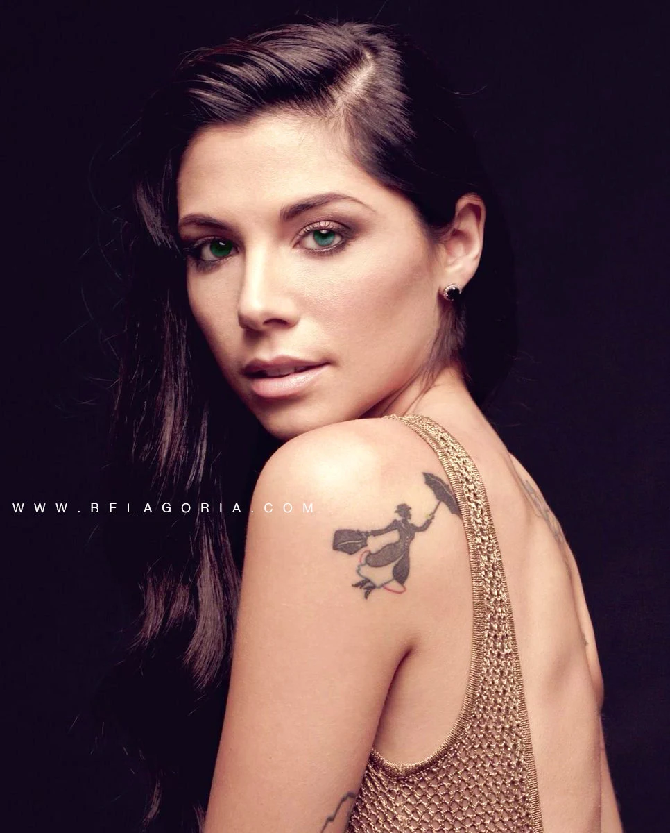 foto de la modelo y artista Christina Perri, vemos un tatuaje de silueta en su omoplato