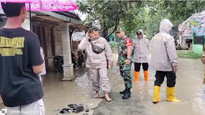 Akibat Banjir, Babinsa dan Babinkamtibmas Kemusu Pantau Langsung Wilayah Binaannya 