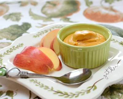 Pumpkin-Cream Cheese Fruit Dip, more pumpkin fun ♥ AVeggieVenture.com. Just four ingredients and ten minutes.