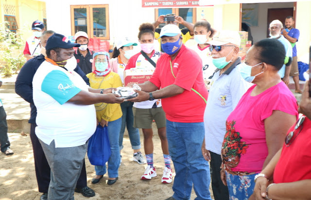 Kenius Kogoya Serahkan Bantuan KONI Papua ke Warga Kayo Pulau