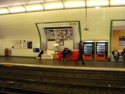 canapés Ikea dans le métro