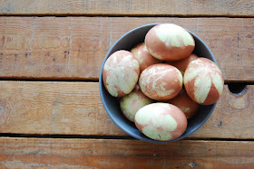 huevos de pascua teñidos con cebolla