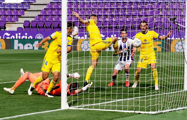 1-1: minuto 64, Cala recoge el rechace de Roberto para marcar a puerta vacía. Malbasic, que se encontraba en fuera de juego,  y Marcos Mauro hacen también por ir al balón, mientras Luis Pérez se ve obstaculizado para llegar. REAL VALLADOLID C. F. 1 CÁDIZ C. F. 1. 24/04/2021. 24/04/2021. Campeonato de Liga de 1ª División, jornada 32. Valladolid, estadio José Zorrilla. GOLES: 1-0: 14’, Óscar Plano. 1-1: 64’, Juan Cala.