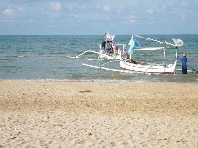 perahu bersandar di pantai lombang