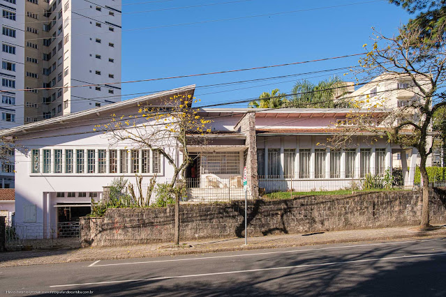 Um casa modernista no Centro Cívico