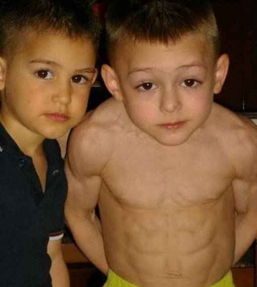 Giuliano Stroe, Anak Paling Berotot Seperti Orang Dewasa - eorang anak kecil berumur 5 tahun dari Rumania, pada tahun 2009 masuk dalam Guinness World Records karena kemampuannya berjalan dengan tangan. Giuliano mampu berjalan dengan tangan sejauh 10 meter dengan bola berat antara kakinya