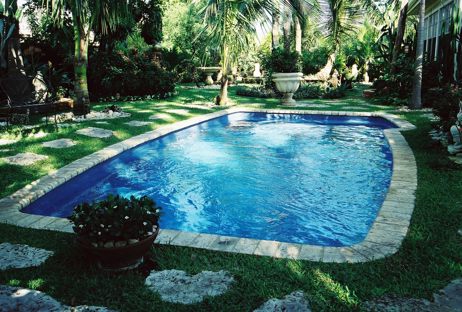 fiberglass pool artificial grass deck Viking pools Pool 
