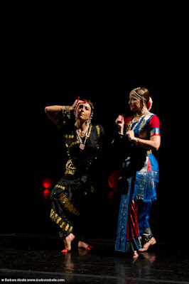 TEATRO GRECO DI ROMA Rassegna "Che Danza Vuoi?" XIV ediz. - 2011 ASSOCIAZIONE CULTURALE ORCHESTÉS presenta  "MATRI"  DEE E DONNE DALLE DANZE DELL'INDIA DEL SUD Marialuisa Sales e Marzia Colitti  Foto: Barbara Abate  19 ottobre 2011 Marialuisa Sales e Marzia Colitti Danze Liturgiche e Danze d’Amore dalla tradizione sacra dell’India. Protagoniste sono sempre le donne, donne innamorate, donne che si rapportano al loro Amato o alla Divinità, in una progressione di stati ove l’Amore umano si trasforma nell’Amore Divino. Foto: Barbara Abate