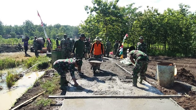 H-7 Pengerjaan Rabat Beton Semangat Warga Tidak Kendor