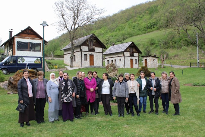 Žene iz Udruženja "Mali ženski kutak" posjetili imanje  Slavka i Ane Jurić 