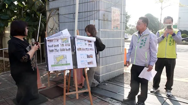 ▲永靖鄉公所今天在永靖國小召開說明記者會，由工程設計師蘇佳貞簡報，希望透過說明會獲鄉民支持。（記者林明佑攝）