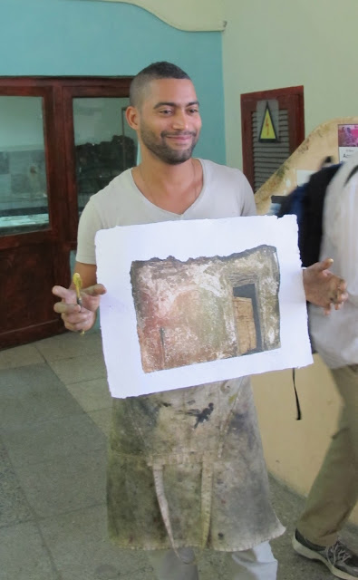 Desbel Alvarez Gurrreo with the lithograph he made for us "My City"