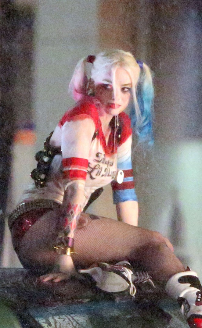 margot robbie sexy harley quinn outfit 01