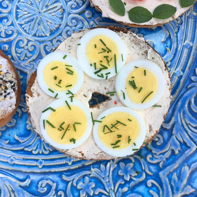 Farmers' Market Bagels - Fresh delicious toppings for the perfect easy snack or brunch idea | www.jacolynmurphy.com