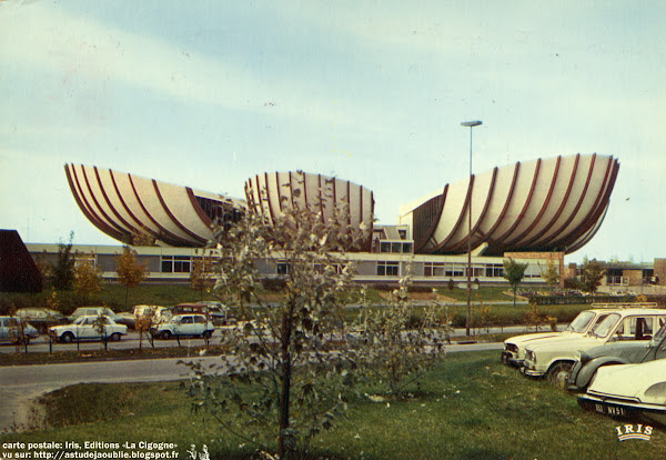 Reims, Amphithéâtre du campus de la Croix-Rouge dit Les Coquilles, Université de Reims.  Architectes: André et Denis Dubard de Gaillarbois, Robert Clauzier (architecte d'opération)  Ingénieur: Uhalde-Bernier  Construction: 1970 - 1974