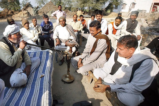 आपल्या गावात आपल्या सेवेसाठी सरकारी नोकर किती असतात? - How much are the public servants in your village? 