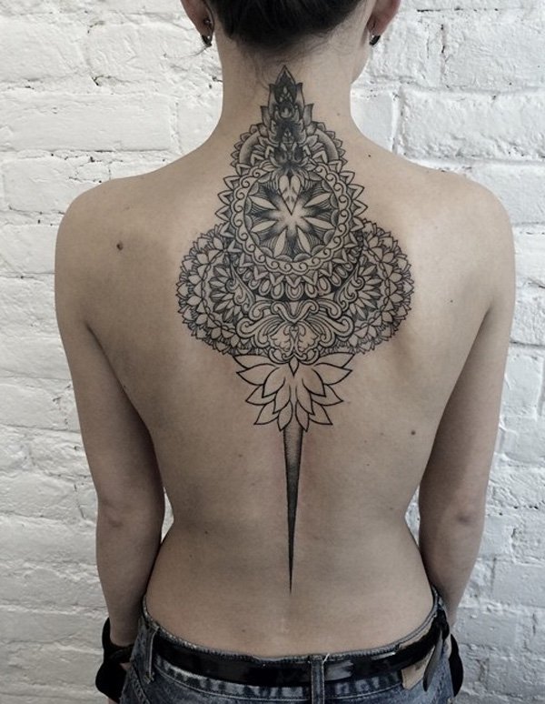 Este deslumbrante Mandala design tem tudo o que você deseja em uma tatuagem