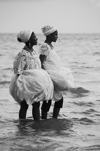 Due Iyawò al mare, salutando Yemaya nel mare