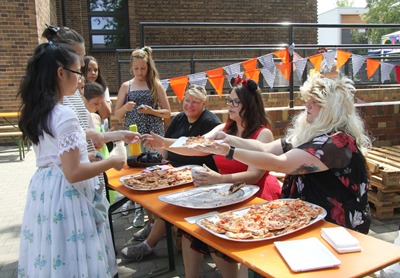 Pizza- und Kuchenverkauf der Bäckerei Knusper