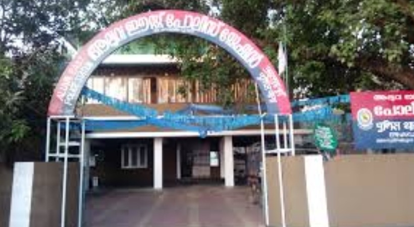 ആലുവ: പൊലീസ് സ്റ്റേഷനിൽ നിന്നും കക്കൂസ് മാലിന്യം റോഡിലേക്ക് ഒഴുക്കിയ വിഷയത്തിൽ സിഐയ്ക്ക് നോട്ടീസ് നൽകി നഗരസഭാ സെക്രട്ടറി ആലുവ: പൊലീസ് സ്റ്റേഷനിൽ നിന്നും കക്കൂസ് മാലിന്യം റോഡിലേക്ക് ഒഴുക്കിയ വിഷയത്തിൽ സിഐയ്ക്ക് നോട്ടീസ് നൽകി നഗരസഭാ സെക്രട്ടറി