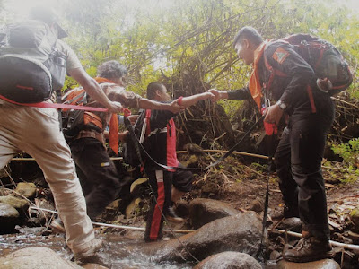 ekspedisi netra, FLP, Gunung, pendaki, petualangan, puncak, gunung manglayang, jawa barat, tuna netra, pantera, unpad, bandung