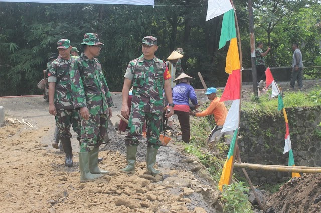 DANSATGAS TMMD REGULER KE 104 TINJAU PENGERJAAN SASARAN FISIK