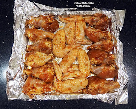 Place the chicken wings and drummettes on the tray.