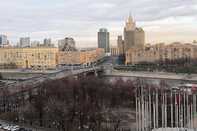 вид из башни Киевского вокзала, Киевский сквер, Бережковская набережная, Бородинский мост, Москва-река