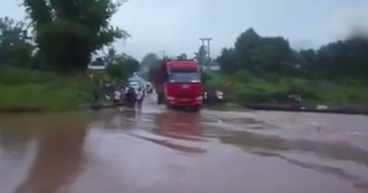 An amateur video of a truck trying to cross a strong current of flood.