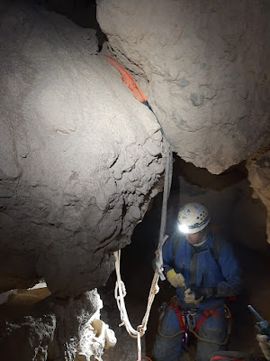 Guillermo Mendy en la Caverna de la Liebre