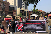 Mahasiswa Pulau Sumbawa Mendesak Polisi Tangkap Anggota DPRD Bima di Mabes Polri 