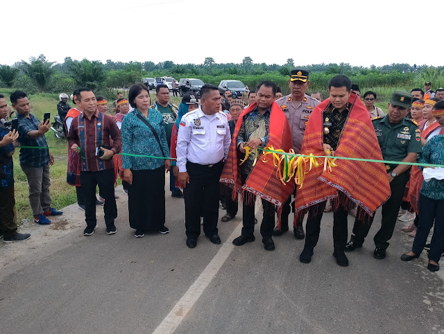 Setelah Puluhan Tahun Rusak Parah, Bupati dan Wabup Sergai Resmikan Jalan di Desa Malasori