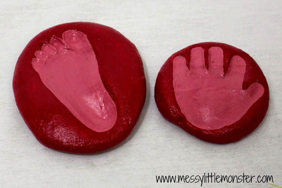 How to make a salt dough handprint keepsake using a simple salt dough recipe. A fun craft for babies, toddlers and preschoolers. 