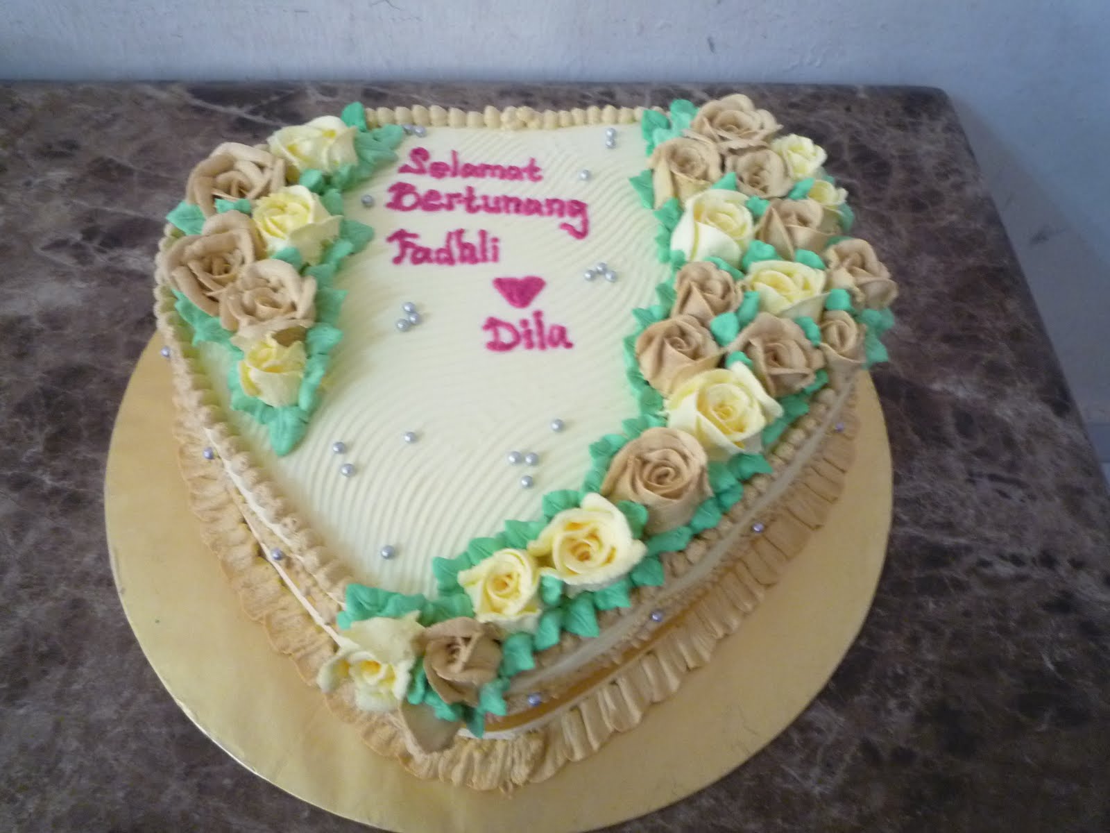 ~Liza's Yummy Cakes~: Kek hantaran tunang gold