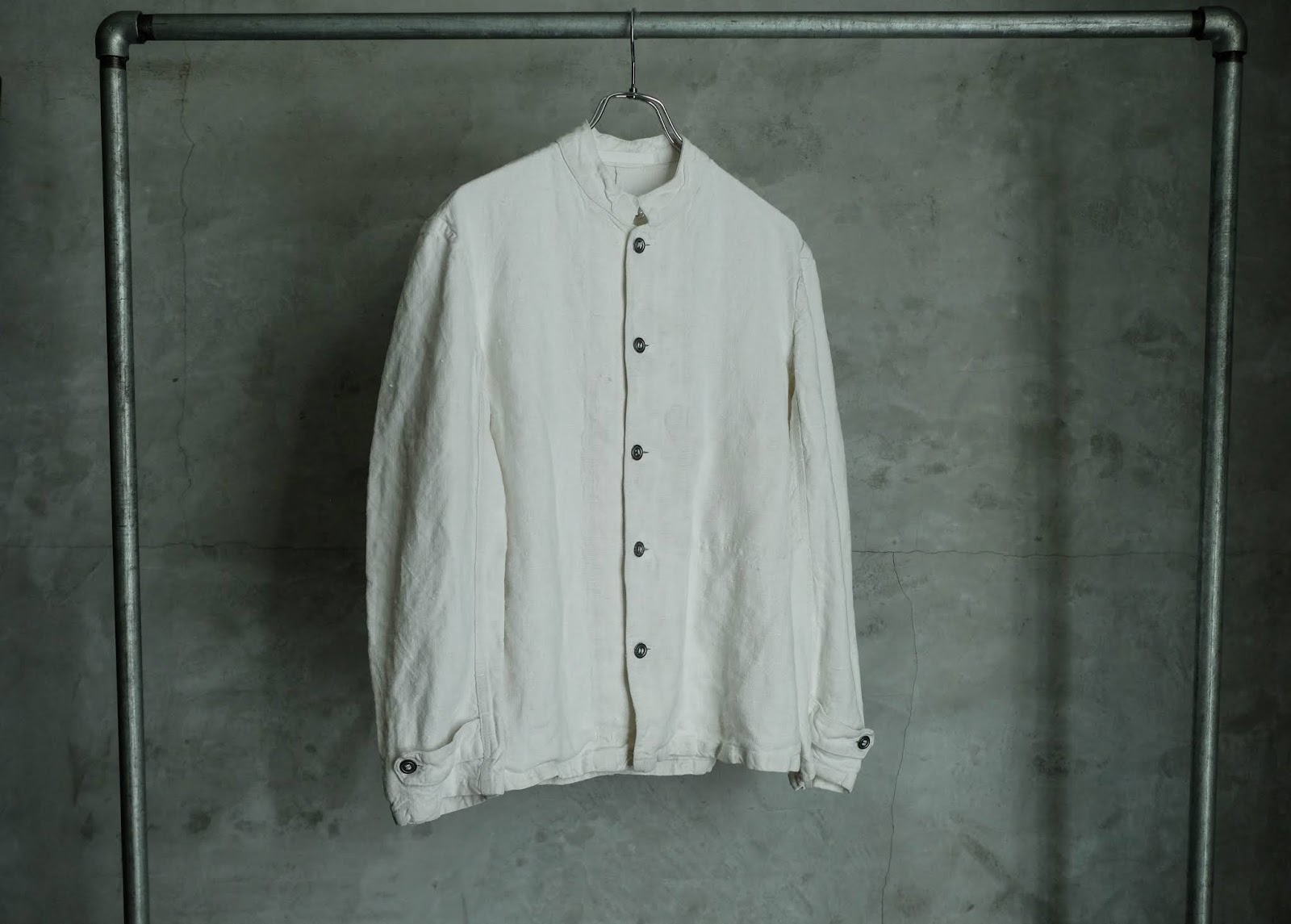 シンプルな白に際立つステンシルスウェーデン軍　30's  ホスピタルシャツ　スタンドカラー　メタルボタン