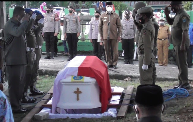 Dominggus Mandacan Pimpin Prosesi Pemakaman Jimmy Demianus Ijie di Manokwari.lelemuku.com.jpg
