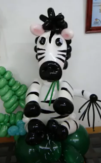 Ballonmodellage eines Zebras als Tierfigur aus Luftballons.