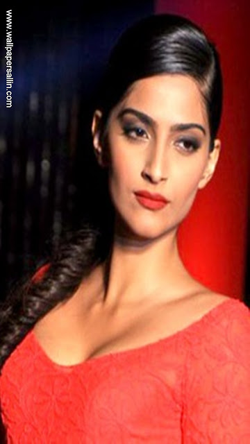 Sonam Kapoor Superhot Cleavage show + other HQ pics!!!