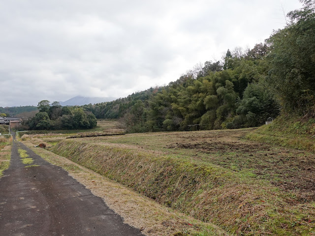 伯耆町の小野集落の農道