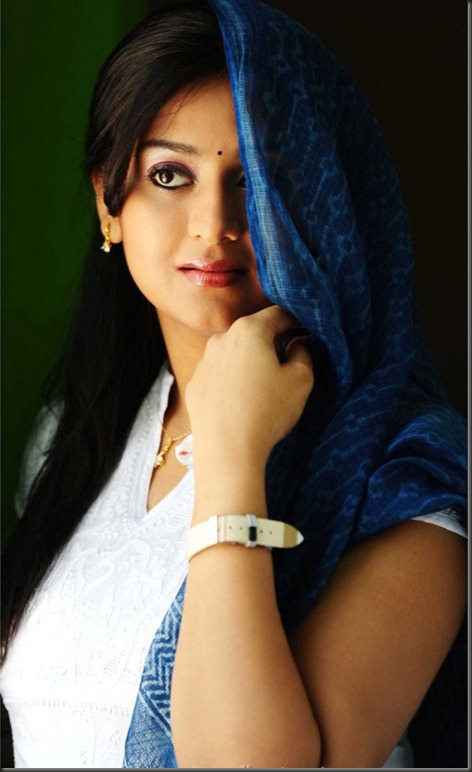 Peranmai Actress Varsha Ashwathi Photo Shoot Stills