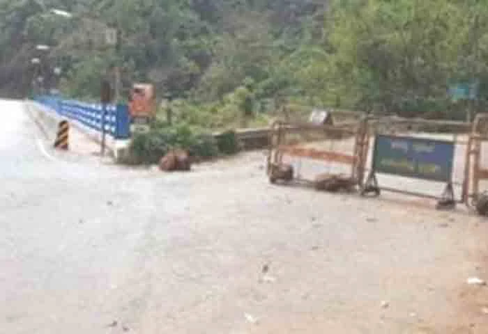 Kannur, News, Kerala, Police, Karnataka, Border, Karnataka closed Koottupuzha old bridge by barricade.