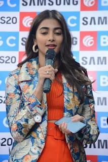 Actress Pooja Hegde Stills Launches Samsung S20 at BigC Mobiles