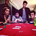 Sophie Charlotte aparece jogando pôquer com atores de 'Sangue Bom'