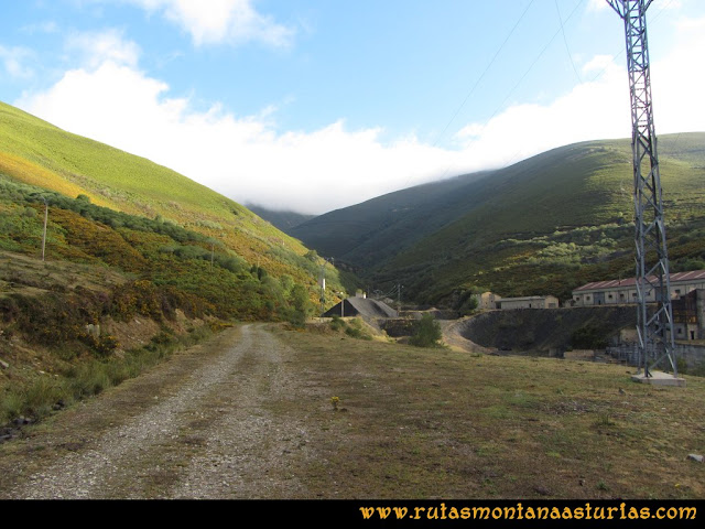 Ruta Pico Cellón: Camino entre las instalaciones mineras