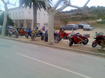 Todas las motos en fila india delante del restaurante