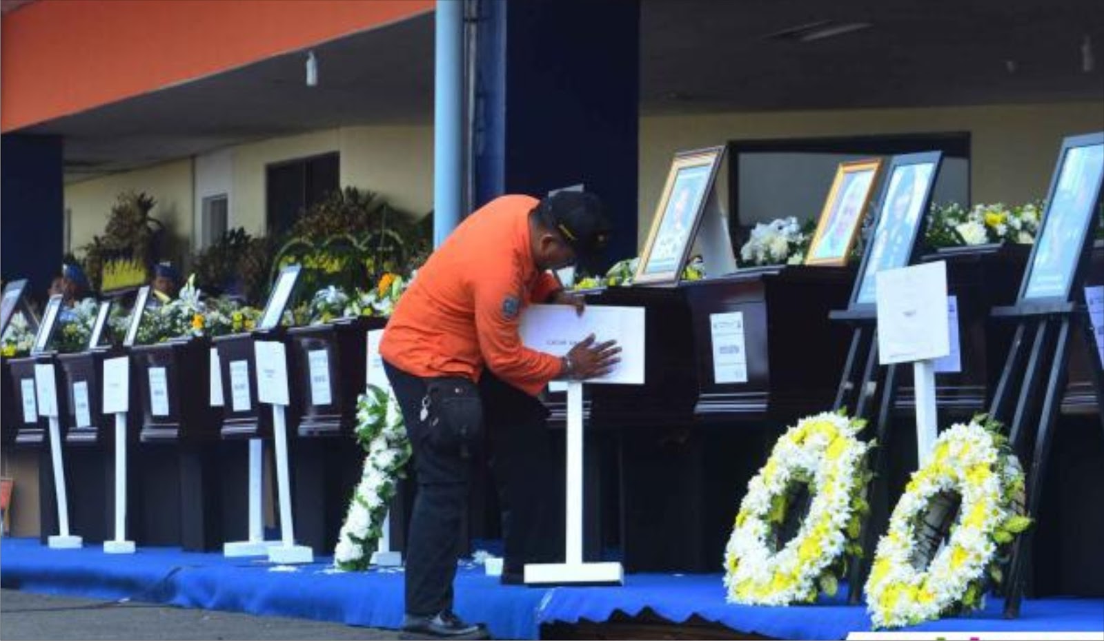 Kumpulan Foto Isak Tangis Keluarga Saat Penyerahaan Jenazah Korban Sukhoi [ www.BlogApaAja.com ]