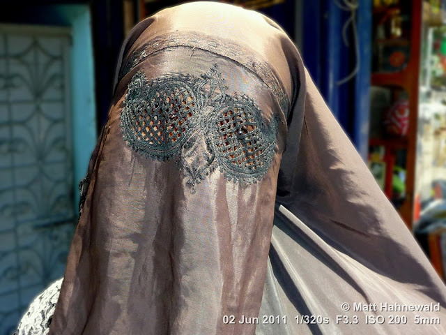 Facing the World, © Matt Hahnewald, close up, street portrait, Northern India, Kashmir, Srinagar, Kashmiri woman, face-veiling burqa, black silk burqa, Muslim people