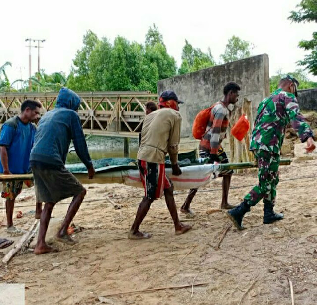   Satgas Pamtas RI-PNG Yonif 125 Bantu Evakuasi Seorang Ibu Yang Mau Melahirkan