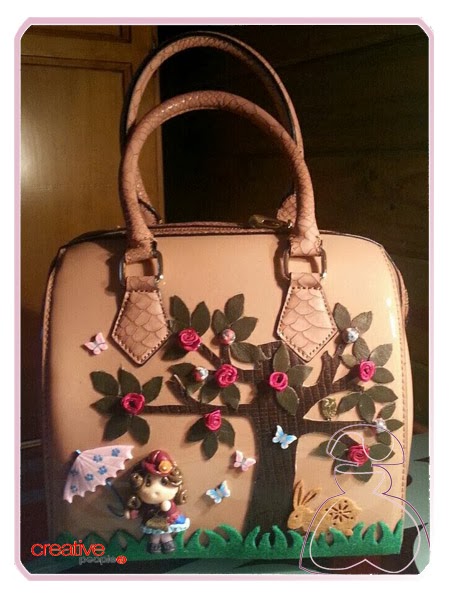 Bolso de mano en piel en tono camel decorado a mano por Sylvia Lopez Morant.