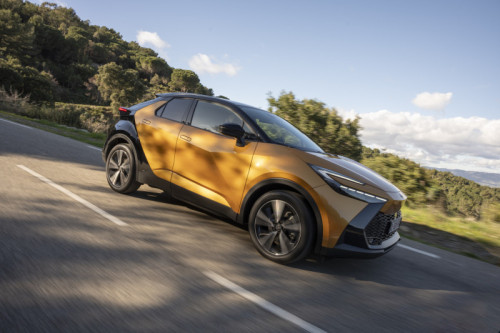 Toyota C-HR Plug-in Hybrid 220-frontal-3-4